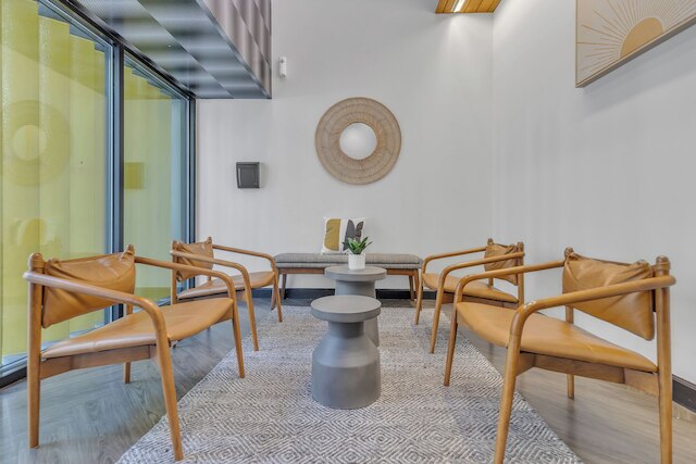 リトルフィールド ロフツ, ホステッド バイ プレイスマーク - 6th ストリート