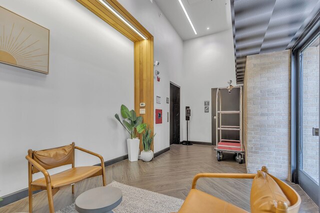 リトルフィールド ロフツ, ホステッド バイ プレイスマーク - 6th ストリート