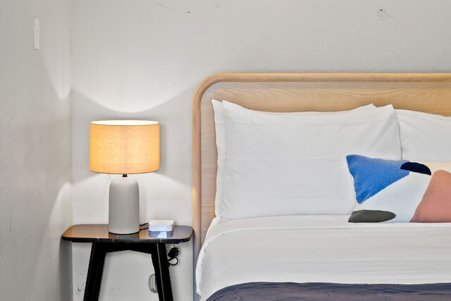 リトルフィールド ロフツ, ホステッド バイ プレイスマーク - 6th ストリート