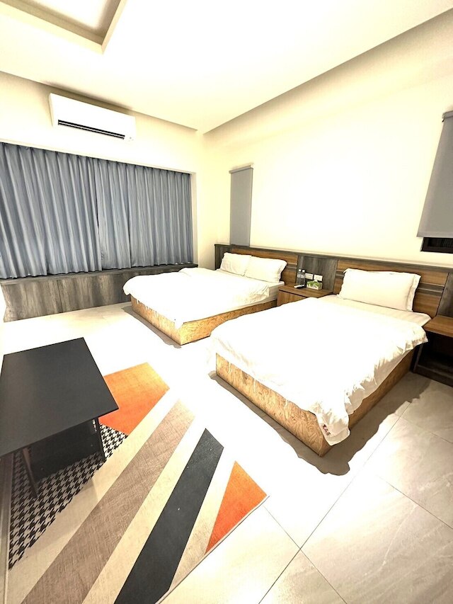 Kuan Pin Ju station elevator Hostel