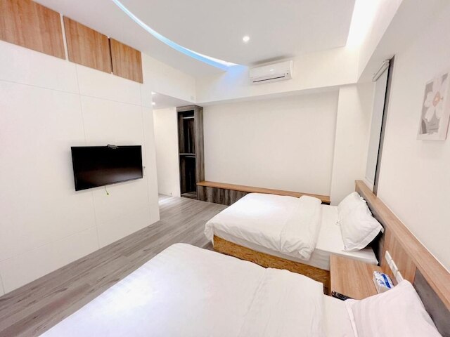 Kuan Pin Ju station elevator Hostel