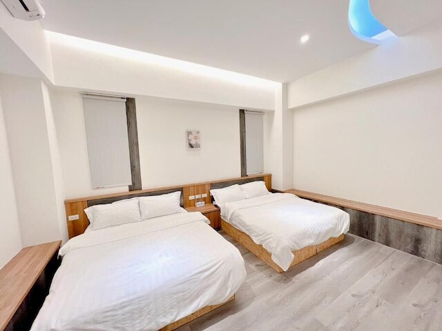 Kuan Pin Ju station elevator Hostel