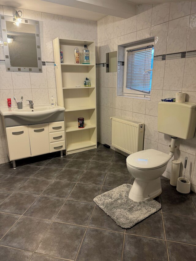 2 ベッドルームズ, 2 バス ハウス ウィズ ア リビング ルーム & アン アップステアーズ レセプション エリア