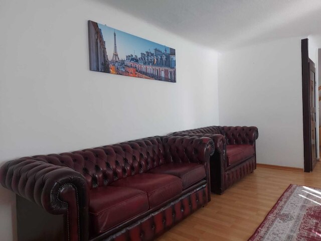 2 ベッドルームズ, 2 バス ハウス ウィズ ア リビング ルーム & アン アップステアーズ レセプション エリア