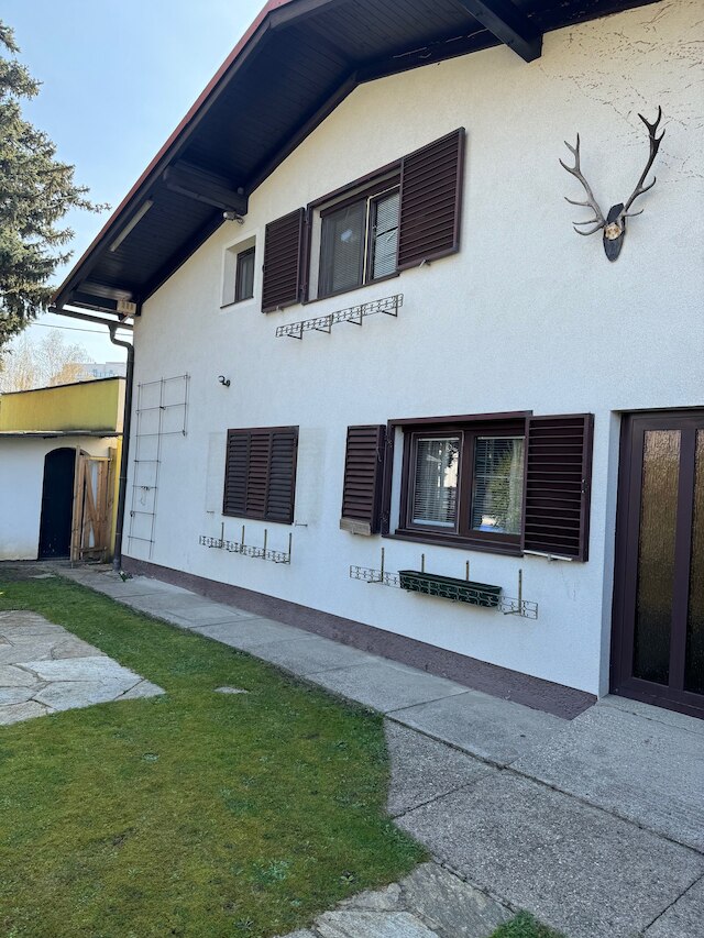 2 ベッドルームズ, 2 バス ハウス ウィズ ア リビング ルーム & アン アップステアーズ レセプション エリア