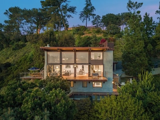 サミットリッジ - アン エレガント エステート ウィズ アンオブストラクテッド シティ アンド オーシャン ビューズ