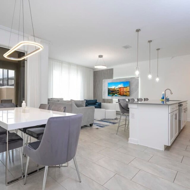 2941 モダン 4BD アット ストーリー レイク