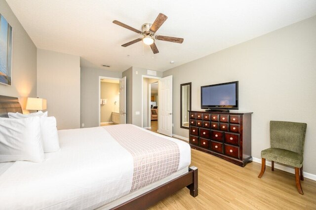 エピック ユニバース 3 ベッドルーム プレミアム レイクビュー コンド - 1012