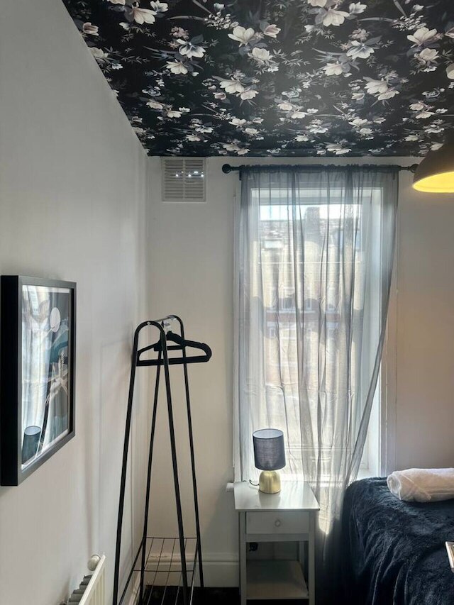 ラージ ファイブ ベッドルーム ホーム ウィズ パーキング