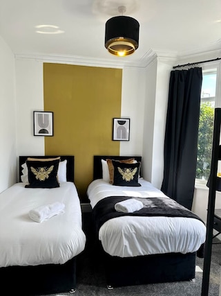 ラージ ファイブ ベッドルーム ホーム ウィズ パーキング