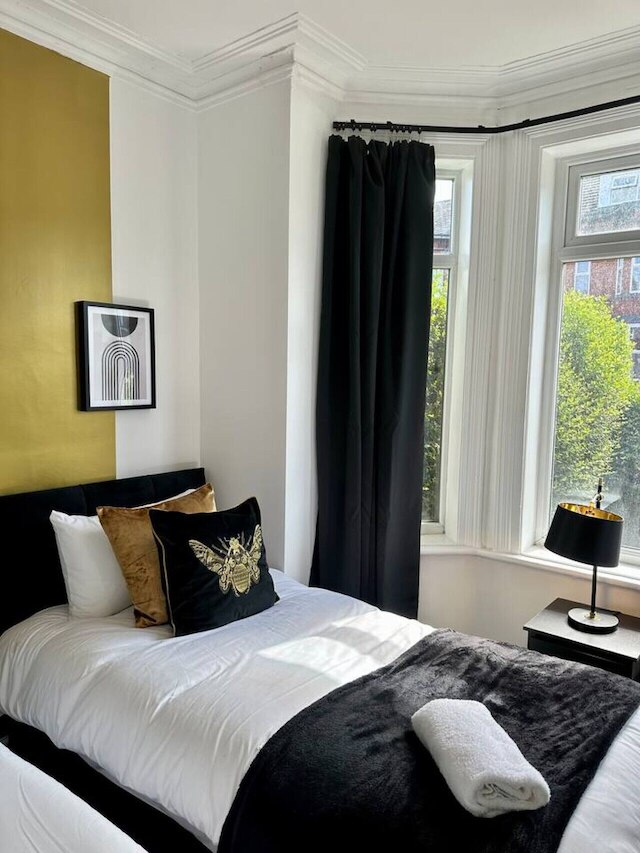 ラージ ファイブ ベッドルーム ホーム ウィズ パーキング