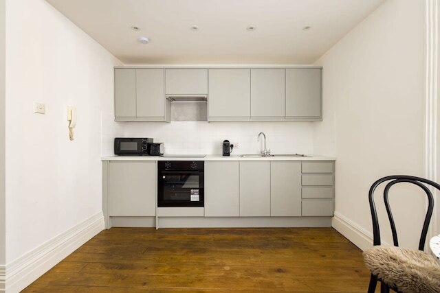 スペーシャス アパートメント ウィズ オフィス リア テラス