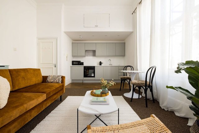 スペーシャス アパートメント ウィズ オフィス リア テラス