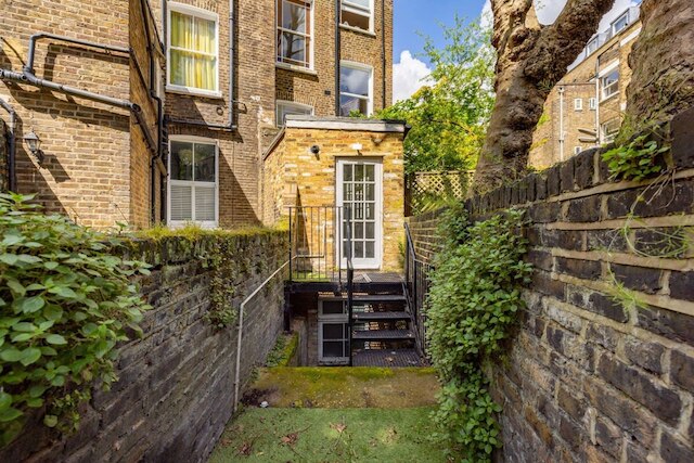 スペーシャス アパートメント ウィズ オフィス リア テラス