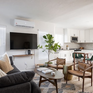 コージー 2 ベッドルーム ホーム ウィズ ホットタブ アンド パティオ