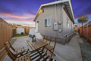 トレンディ サンディエゴ ホーム ウィズ バックヤード アンド ファイヤーピット