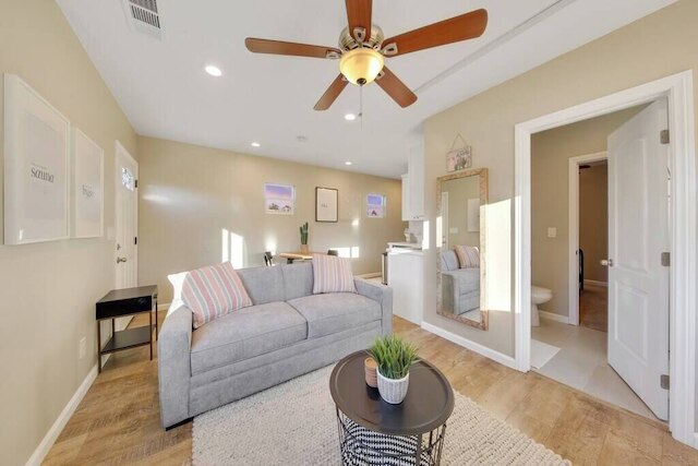 トレンディ サンディエゴ ホーム ウィズ バックヤード アンド ファイヤーピット