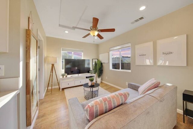 トレンディ サンディエゴ ホーム ウィズ バックヤード アンド ファイヤーピット