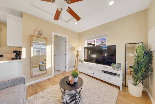 トレンディ サンディエゴ ホーム ウィズ バックヤード アンド ファイヤーピット