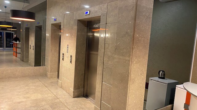 アデランス ホテル