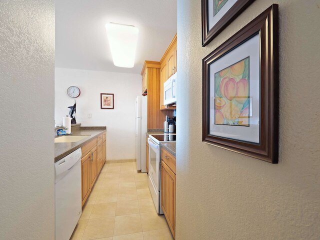 コナ リーフ F2 チャーミング オーシャンフロント コンド フォー 4!