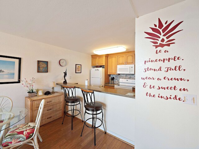 コナ リーフ F2 チャーミング オーシャンフロント コンド フォー 4!