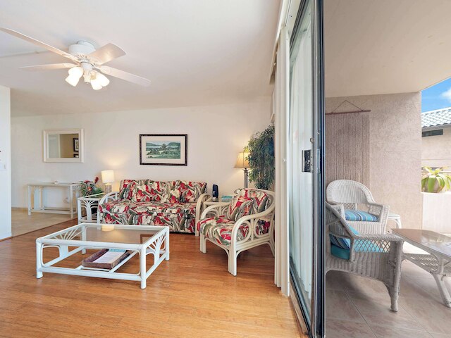 コナ リーフ F2 チャーミング オーシャンフロント コンド フォー 4!