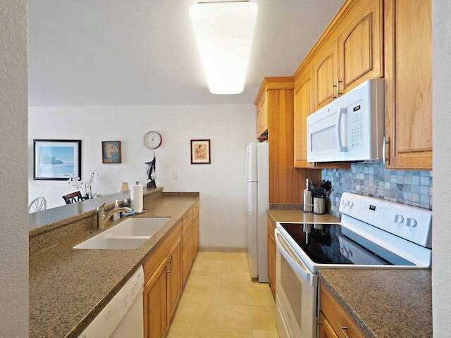 コナ リーフ F2 チャーミング オーシャンフロント コンド フォー 4!