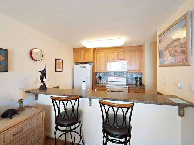 コナ リーフ F2 チャーミング オーシャンフロント コンド フォー 4!