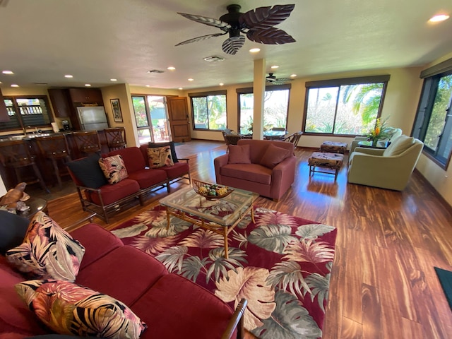 インターナショナル コロニー クラブ 23