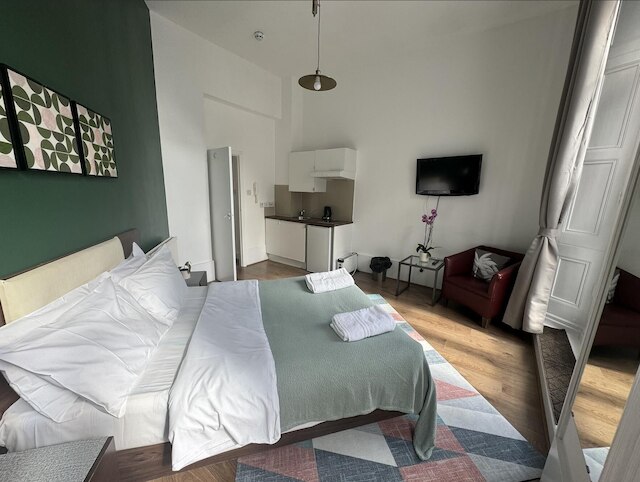 チャーミング ラージ スタジオ アパートメント ウィズ バルコニー