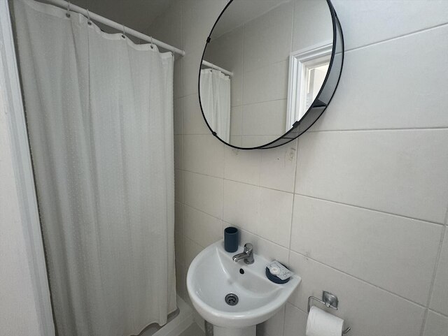 チャーミング ラージ スタジオ アパートメント ウィズ バルコニー