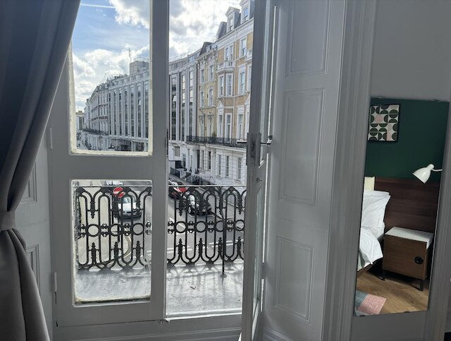 チャーミング ラージ スタジオ アパートメント ウィズ バルコニー