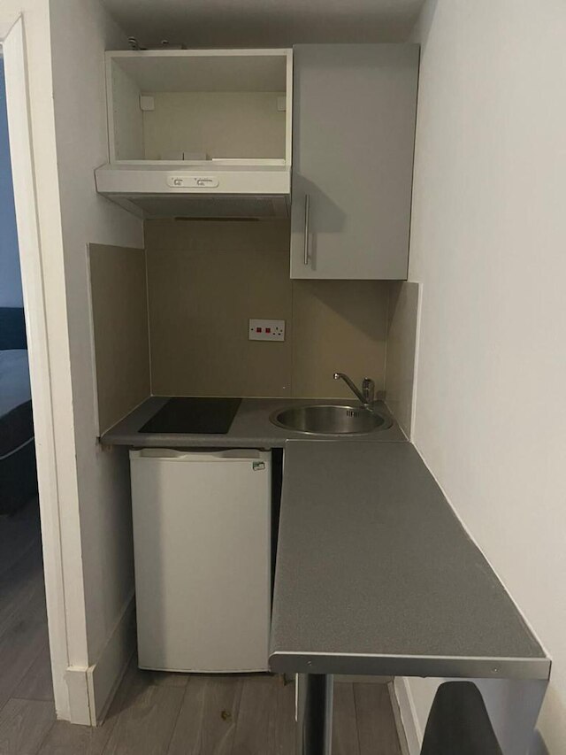 チャーミング ラージ スタジオ アパートメント ウィズ バルコニー