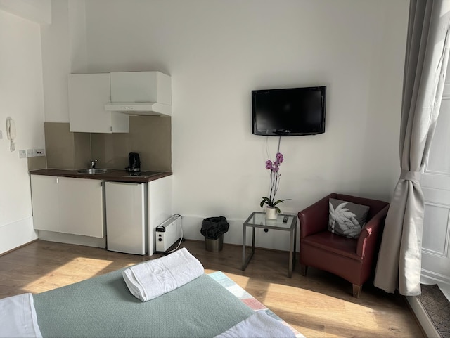 チャーミング ラージ スタジオ アパートメント ウィズ バルコニー