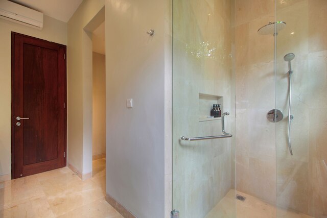 トリシャ クリフ ヴィラ カラン タンギ