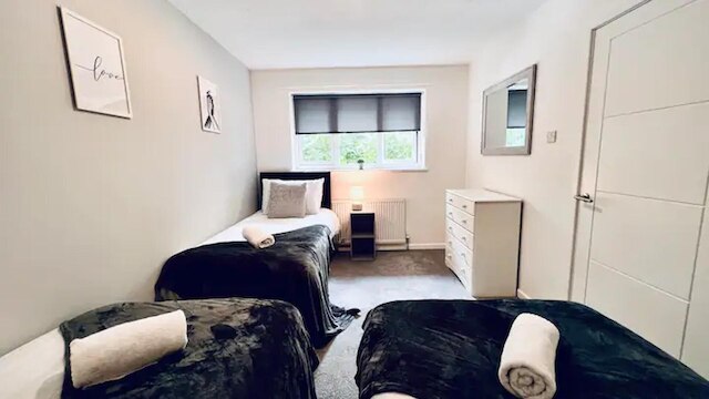 スタイリッシュタウンハウス ウィズ フリーパーキング イン リバプール