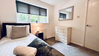 スタイリッシュタウンハウス ウィズ フリーパーキング イン リバプール