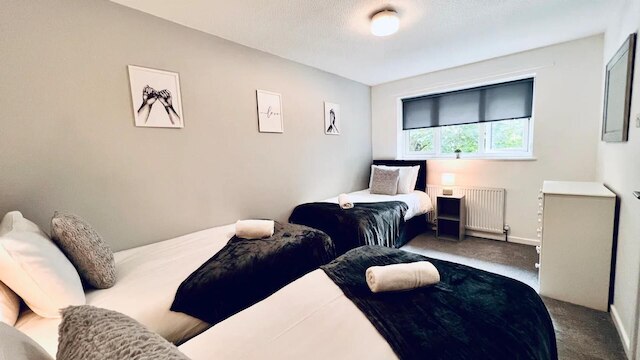 スタイリッシュタウンハウス ウィズ フリーパーキング イン リバプール