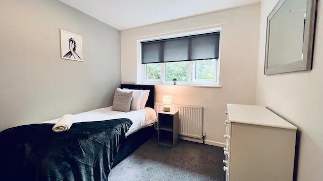 スタイリッシュタウンハウス ウィズ フリーパーキング イン リバプール