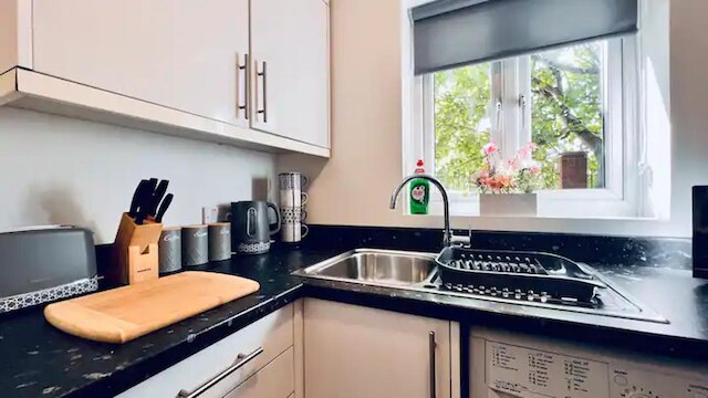 スタイリッシュタウンハウス ウィズ フリーパーキング イン リバプール