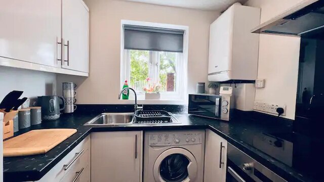 スタイリッシュタウンハウス ウィズ フリーパーキング イン リバプール