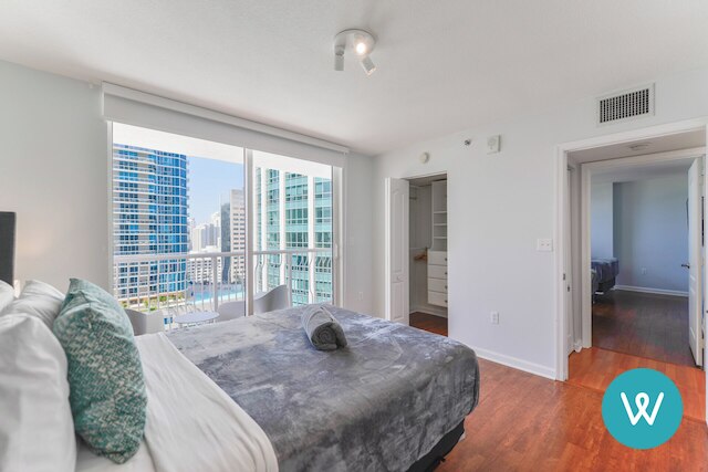 ブリッケル シティ ビュー コンド ウィズ プール