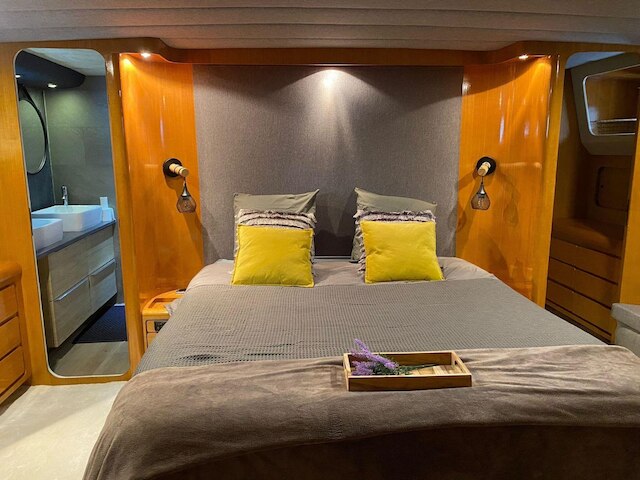 エクスクルーシブ ヨット ウィズ ア ルーフ テラス