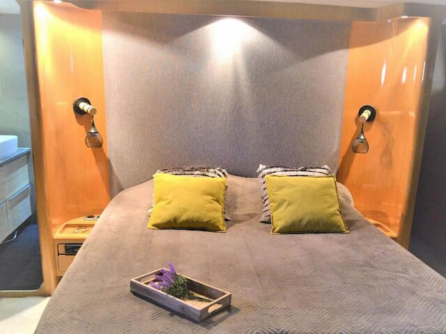 エクスクルーシブ ヨット ウィズ ア ルーフ テラス