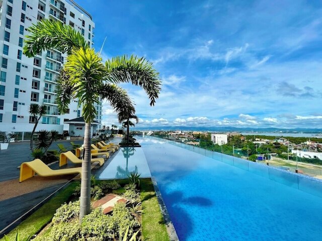 マクタン ニュートン コンド ウィズ プール アクセス