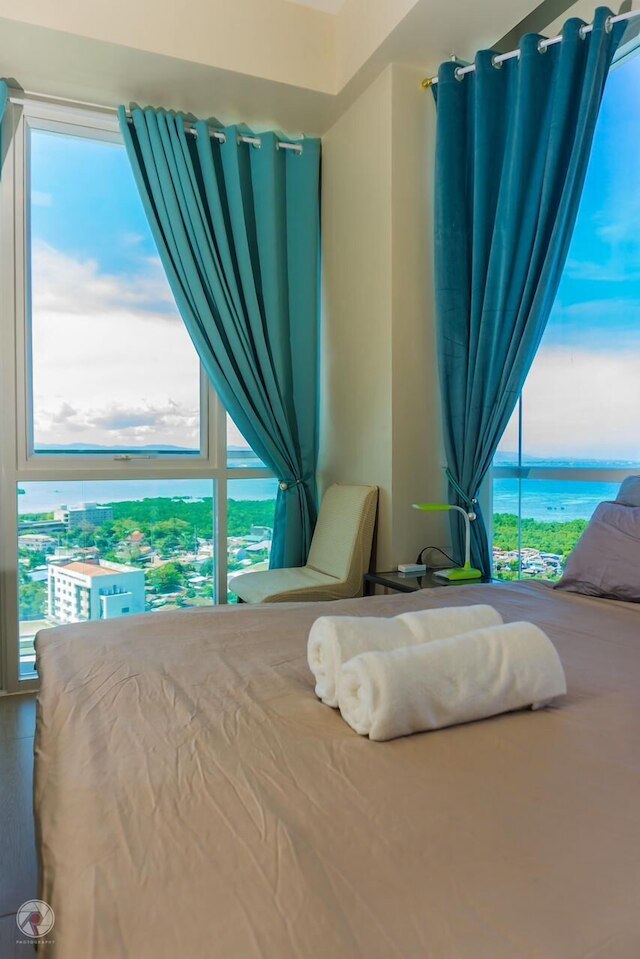 マクタン ニュートン コンド ウィズ プール アクセス