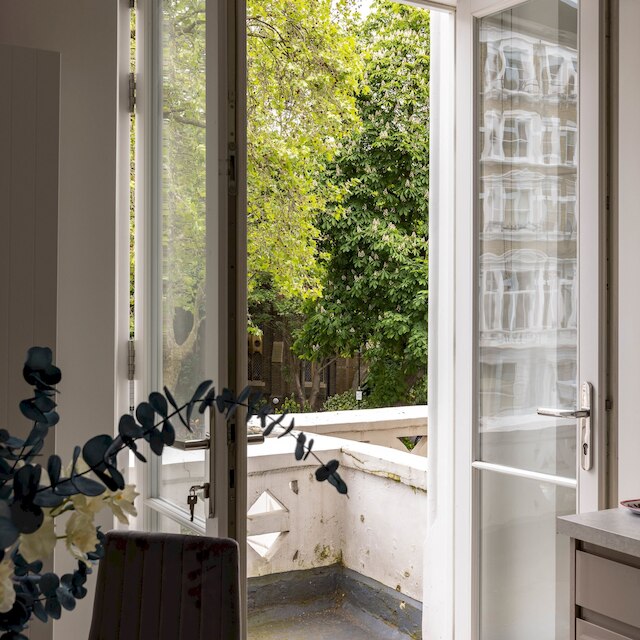 バルコニー サウス ケンジントン ラグジュアリー 2 ベッド アパートメント