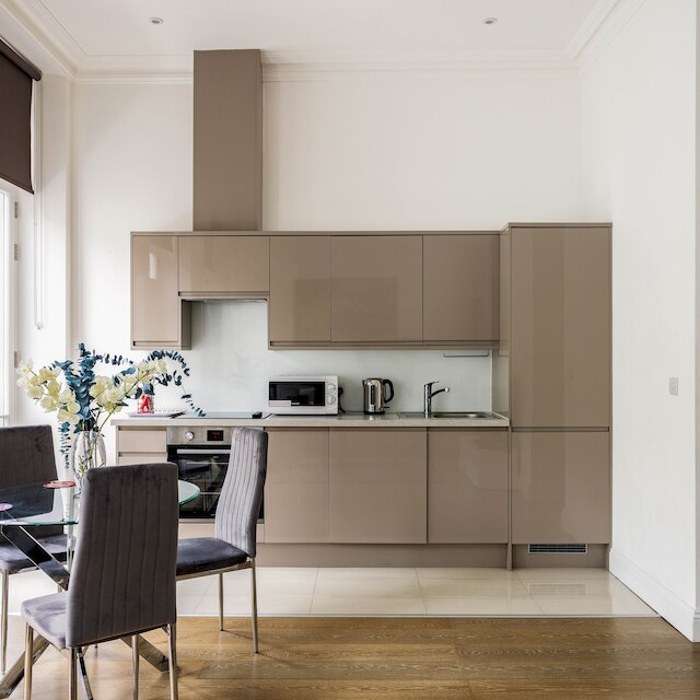 バルコニー サウス ケンジントン ラグジュアリー 2 ベッド アパートメント