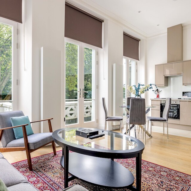 バルコニー サウス ケンジントン ラグジュアリー 2 ベッド アパートメント